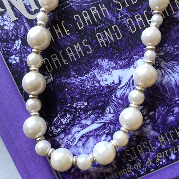 Faux pearl necklace - Picture 2 of 5